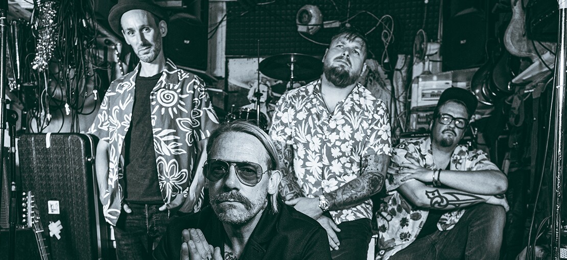 Obrázek k článku ALBUM MĚSÍCE: Sametově jedovatý debut „superkapely“ Reflections of Karma táhne po irské whiskey