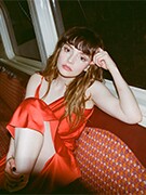 Náhledový obrázek k článku Lauren Mayberry: Být holka mezi staršími kluky může být zvláštní zkušenost