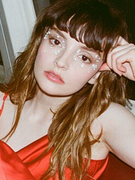 Náhledový obrázek k článku RECENZE: Pryč od Chvrches. Lauren Mayberry ukazuje na sólovce různorodost