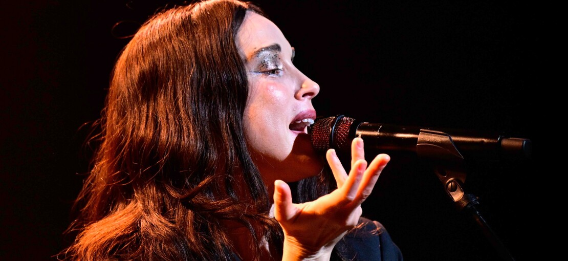 Obrázek k článku NAŽIVO: Kytarová bohyně v intimním rituálu. St. Vincent dojala Prahu