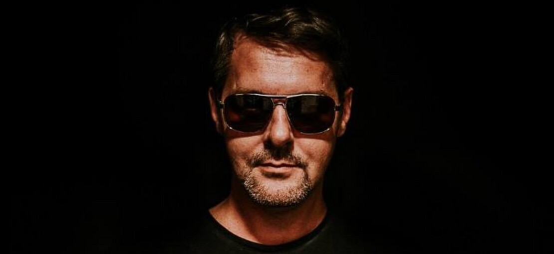 Obrázek k článku RECENZE: Překvapivý debut Šimona Kalouska. Jeho síla je v šedesátkové jednoduchosti