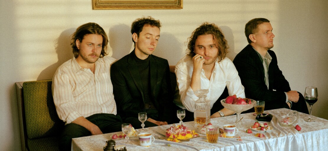 Obrázek k článku PREMIÉRA: Singl Midnight Swimmers varuje před závislostí na filmech pro dospělé