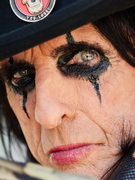 Náhledový obrázek k článku Místo perníku krev a rokenrol. Alice Cooper míří do Pardubic