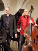 Náhledový obrázek k článku RECENZE: Basa Františka Uhlíře zpívá a laskavě se ohlíží za životem