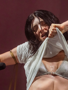 Náhledový obrázek k článku Lorde na Glastonbury pokřtila album Virgin. Lidé jí viseli na rtech, i když sundala tričko