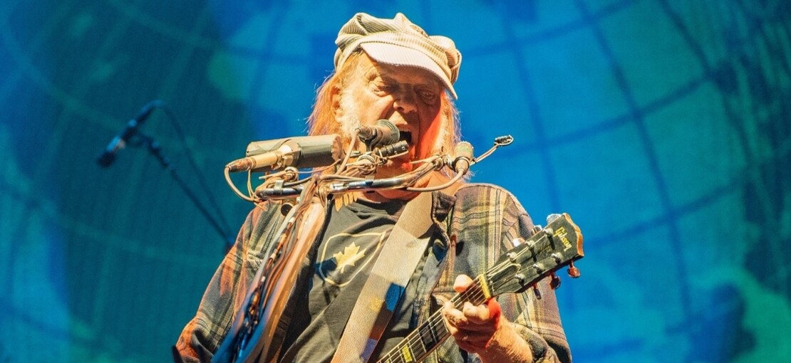 Obrázek k článku Neil Young rockoval za svobodný svět. Na Glastonbury měl chabou návštěvu, ale sílu