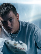 Náhledový obrázek k článku RECENZE: Adam Mišík vydal desku plnou bangerů. Češtinářům poslech nedoporučujeme