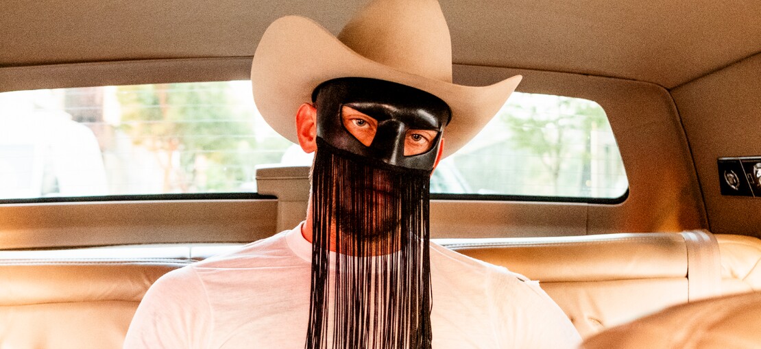 Obrázek k článku Kovboj Orville Peck se prožene po pražských pláních. Přijede na Metronome