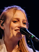 Náhledový obrázek k článku NAŽIVO: Sama i s kapelou. Tereza Balonová na křtu Lampionů potvrdila talent