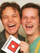 Náhledový obrázek k článku PŘED TŘICETI LETY. Mladí krásní lidé z Chinaski vystupují proti falešnosti