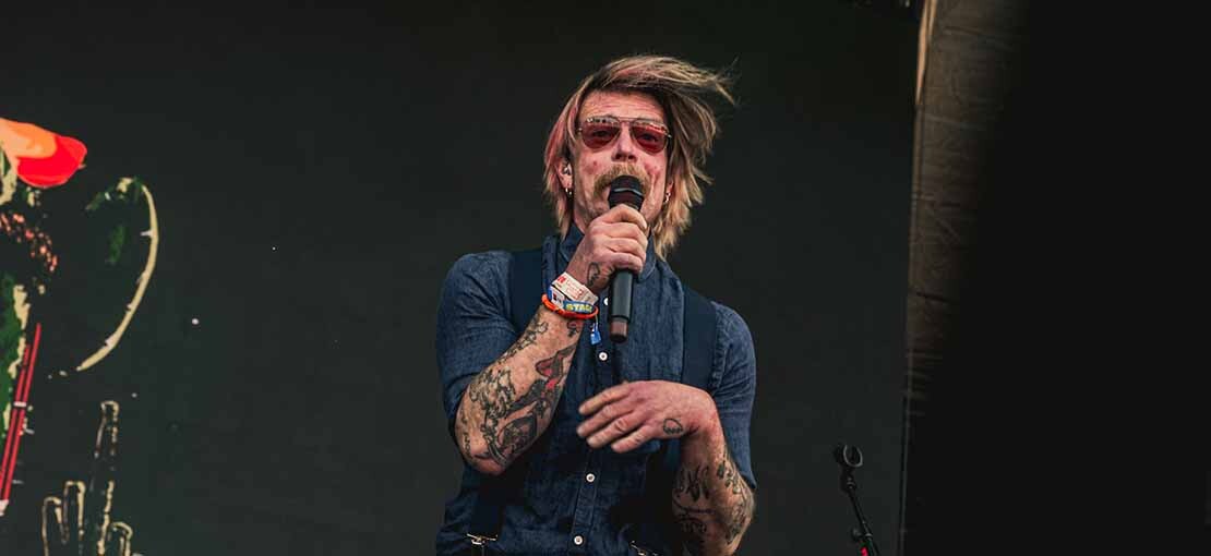 Obrázek k článku Nadržený zářící diamant z Eagles of Death Metal: „Chci, aby tohle byl nejlepší článek všech dob!“