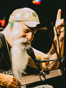 Náhledový obrázek k článku NAŽIVO: Tulák Seasick Steve předvedl sbírku kytarových „Frankensteinů“