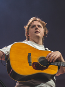 Náhledový obrázek k článku NAŽIVO: Skotský zázrak Lewis Capaldi k dokonalosti postrádá jen širší repertoár