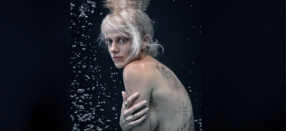 Obrázek k článku NEJLEPŠÍ ČESKÁ ALBA ČTVRTSTOLETÍ (100-91):  Půvaby mokvající Sněti i poletující peří Terezie Kovalové