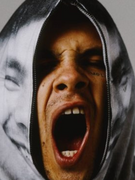 Náhledový obrázek k článku RECENZE: Slowthai přidal víc kytar. Skvěle osciluje mezi sprostotou rapu a popem