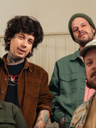 Náhledový obrázek k článku Fotrové založili Chrpy. Příběh nové pop punkové kapely, co chce Anděla i arénu