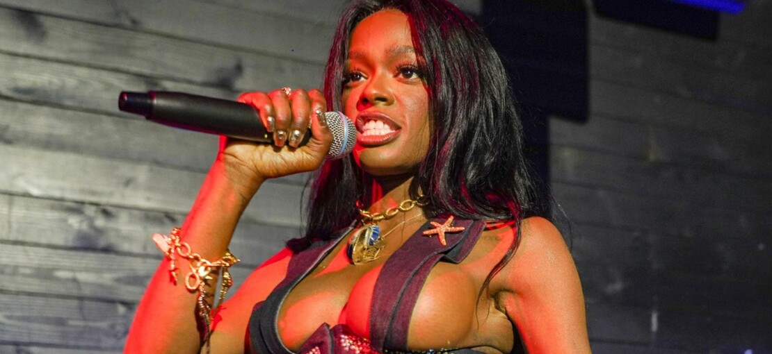 Obrázek k článku GLOSA: "Chtěli pít moji menstruační krev," stěžuje si Azealia Banks na Prahu