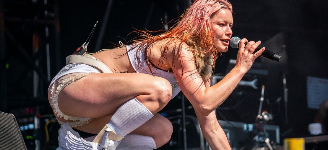 Obrázek k článku GLASTOSTŘÍPKY: Z Wet Leg je obří kapela,  Fat Dog upekl hudební dort ze všeho