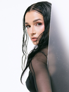 Náhledový obrázek k článku RECENZE: Úžasný zjev Poppy. Křehká dívka vládne metalu i popu zároveň. Je to geniálně divné