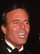 Náhledový obrázek k článku „Malý dům hrůzy“ v Karibiku. Julio Iglesias čelí obvinění z obtěžování zaměstnankyň