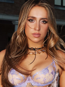 Náhledový obrázek k článku GLOSA: V podprsence na ulici. Tate McRae léčí zlomené srdce, inspirací je Britney Spears