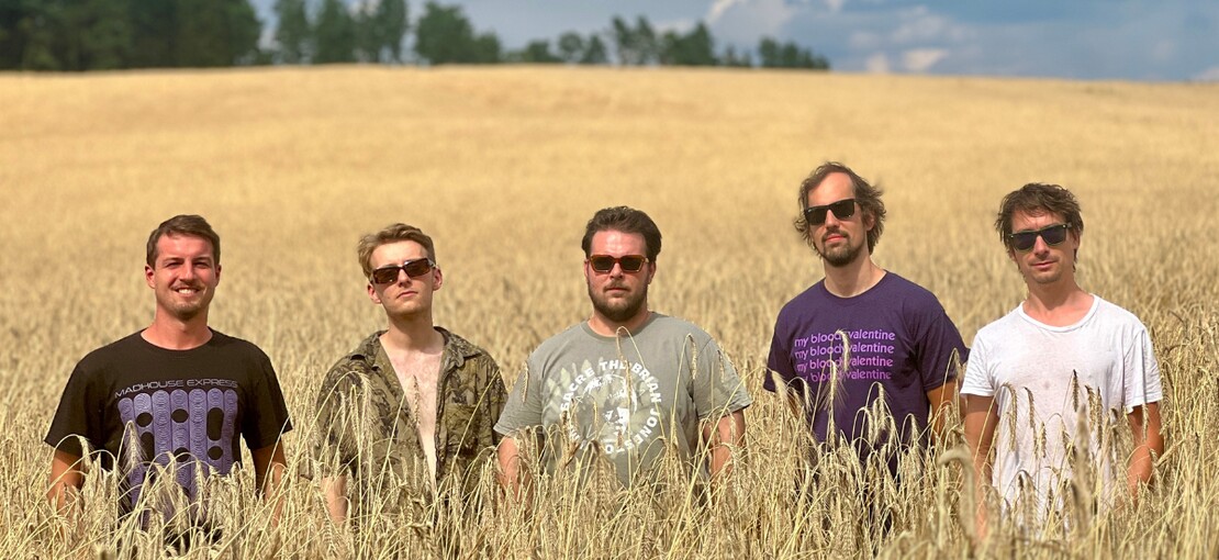 Obrázek k článku RECENZE: Debut Mlhoviny je událost. Jako kdyby Lucie  hrála Brian Jonestown Massacre