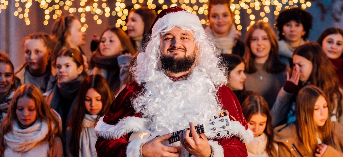 Obrázek k článku Peklo vánočních písní #2: Pokáč trefil Ježíška dětskými sbory přímo do srdce