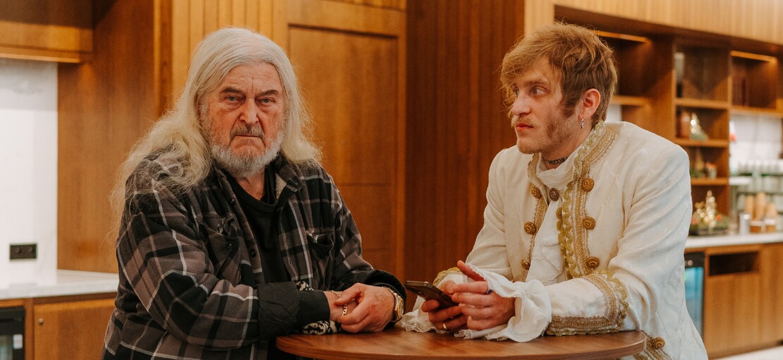 Obrázek k článku PREMIÉRA: Mat213 přizval Čtvrtníčkovou, Prachaře i dědu Ringa do drzého klipu