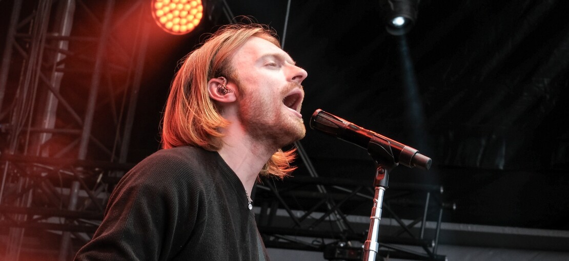 Obrázek k článku GLOSA: Největší sympaťák Colours s pitbulem v uchu. Billie Eilish má prima bráchu