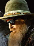 Náhledový obrázek k článku Legendární vousáč Billy F Gibbons: Jedna kytara je moc a tisíc pořád nestačí!