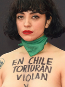 Náhledový obrázek k článku „V Chile mučí a zabíjejí,“ napsala si na ňadra. Příběh temperamentní zpěvačky Mon Laferte
