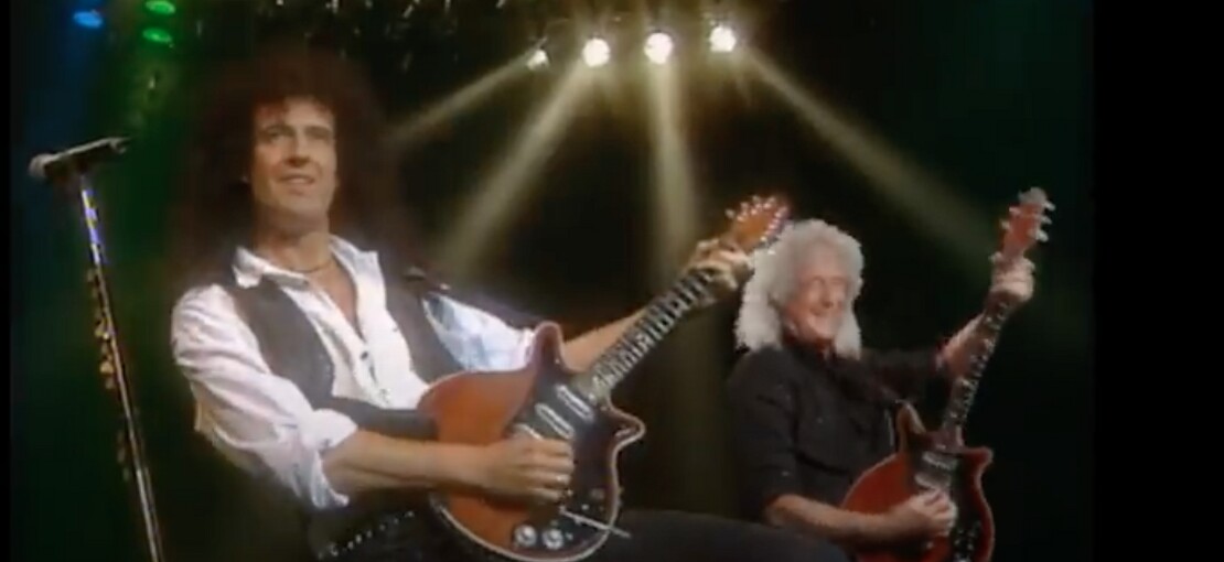 Obrázek k článku VIDEO: Brian May se vrátil v čase a hraje se svým mladším já