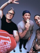 Náhledový obrázek k článku Travis Barker musel odjet kvůli operaci nenarozeného dítěte. Blink-182 už pokračují v turné