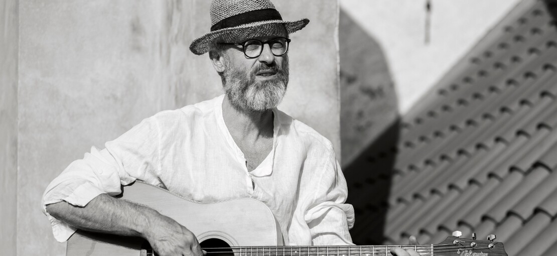 Obrázek k článku RECENZE: „Dej si rumy dál.“ Mirek Kemel zpívá o tom, jak to na světě chodí