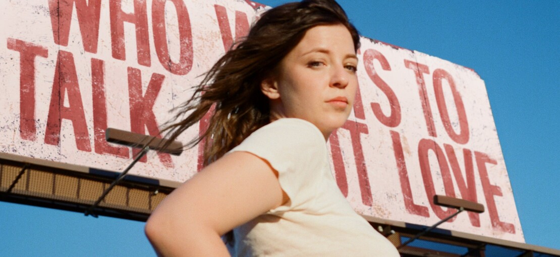 Obrázek k článku RECENZE: Jade Bird má rozchody v DNA.  Zpívá o nich dokonalým chraplákem