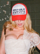 Náhledový obrázek k článku Z kadeřnictví na pódia. Nejhorší americká holka Slayyyter se řítí na Prahu