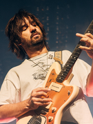 Náhledový obrázek k článku NAŽIVO: Euforii s Tame Impala propadl i Krteček. O2 arena tančila s Kevinem Parkerem