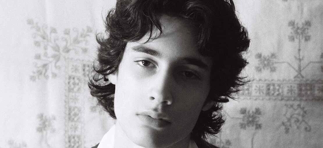 Obrázek k článku Sombr se stal přes noc miláčkem celé generace. Šílenství se teď řítí i na Prahu