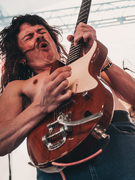 Náhledový obrázek k článku Australští divočáci vyzunkli whisky přímo na pódiu. Překvapení prvního dne Rock for People