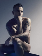 Náhledový obrázek k článku RECENZE: Obnažený Robbie Williams usedl, zamyslel se a bestofku natočil trochu jinak