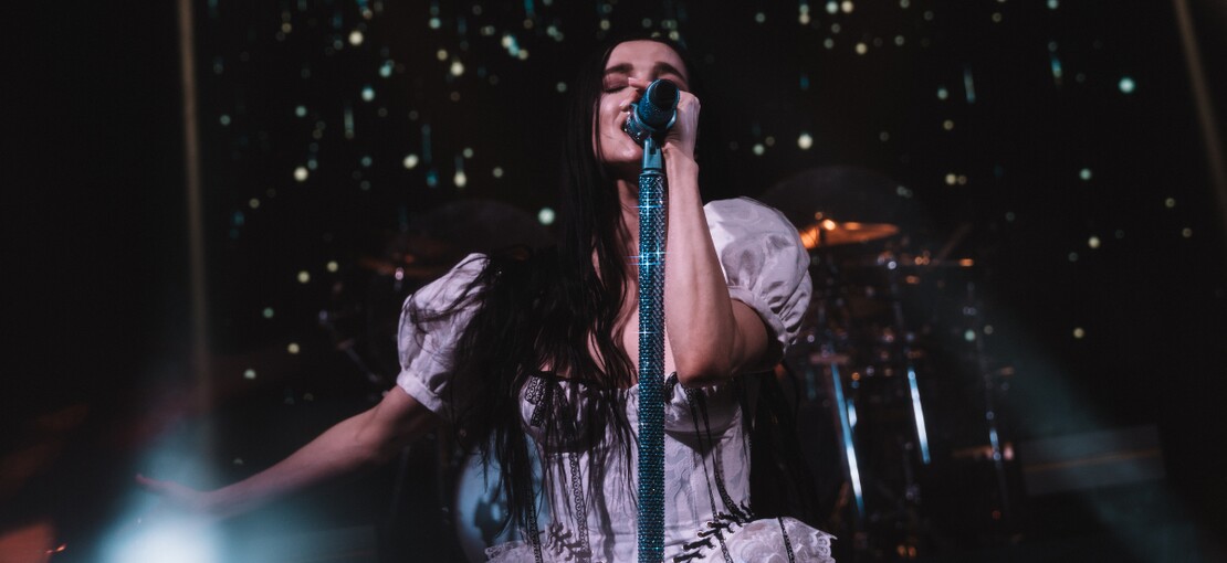 Obrázek k článku NAŽIVO: Bílá krajka a tvrdý řev. Hororová panenka Poppy chtěla Praze ukázat všechno