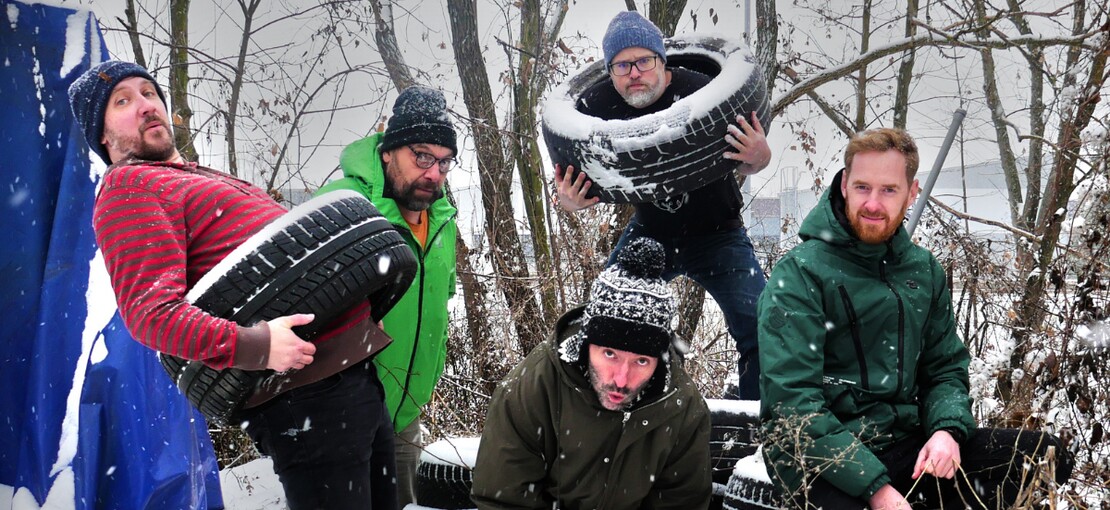 Obrázek k článku RECENZE:  Bombarďák se v písničkách s dětmi sympaticky nemazlí. Škrtat ale mohl 