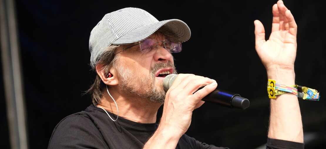 Obrázek k článku NAŽIVO: Dan Bárta exceluje i s „uchomůrkou“. Colours of Ostrava prozářil s Illustratospherou