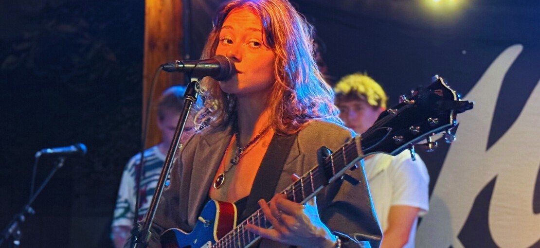 Obrázek k článku Skok zpěváka do Vltavy a dechberoucí Marie April. Headliner Pontony skončily překvapením