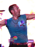 Náhledový obrázek k článku DANYHO GLASTO: Coldplay poslali do celého světa skutečnou lásku. Přidal se i Michael J. Fox