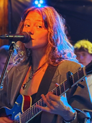 Náhledový obrázek k článku Skok zpěváka do Vltavy a dechberoucí Marie April. Headliner Pontony skončily překvapením