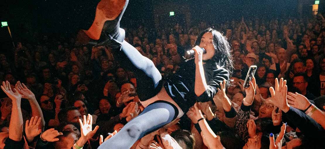 Obrázek k článku St. Vincent: Příběh kytarové bohyně, která vládne ohni. V Praze zazáří bez masky