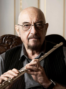 Náhledový obrázek k článku „Jmenujeme se po mrtvém chlapovi, co vymyslel secí stroj.“ Jethro Tull se vrací do Prahy