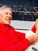 Náhledový obrázek k článku Melodií proti chaosu. Buzzcocks Česku připomenou, proč změnili punk