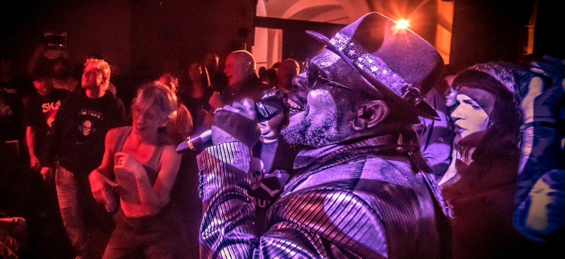 Obrázek k článku NAŽIVO: Na Malé Straně se třásla všechna okna. Roy Ellis rozdupal všechny